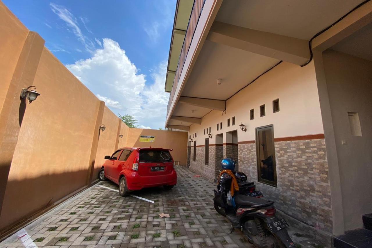 Reddoorz Near Mojokerto Train Station Hotel Kültér fotó